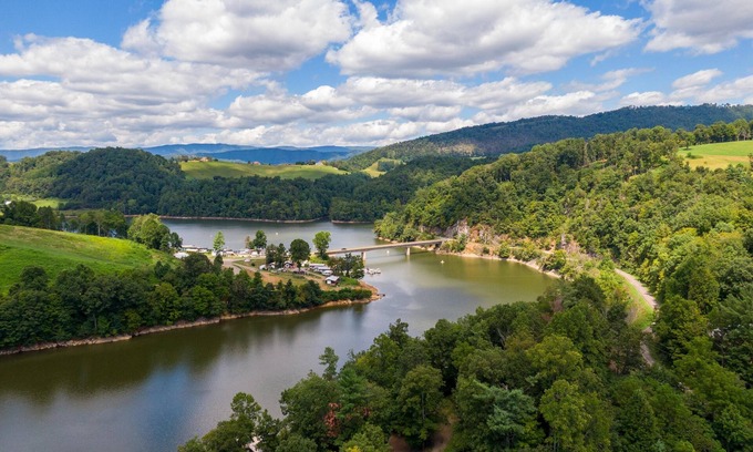 Butler Cabina | Garretts Getaway at Watauga Lake - privacy, lakefront