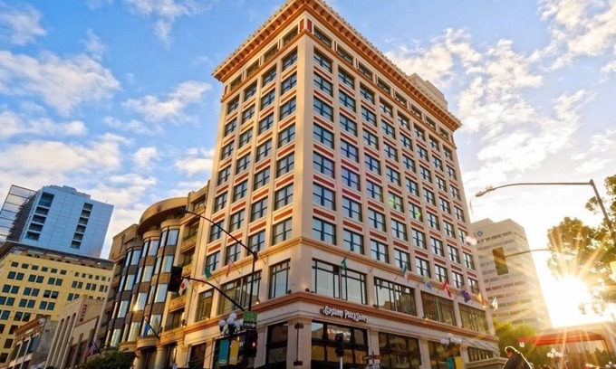 East Village Apartamento | Gaslamp Plaza Suites - Charming 2-bedroom in San Diego - August 4-11, 2024
