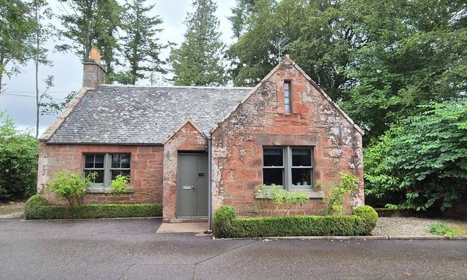 Laurencekirk Cabaña | Gate Lodge - historic rural cottage with hot tub, Aberdeenshire