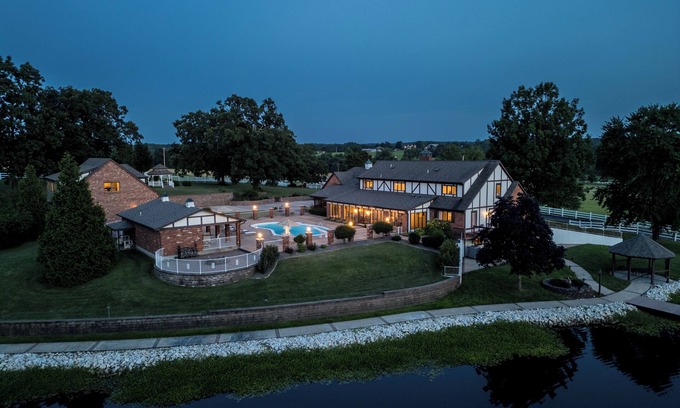 De Soto Casa | Pool, Lake & Patio: Sweeping De Soto Estate