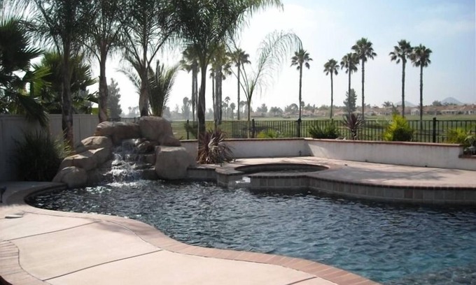 Menifee Casa | Vista del campo de golf comunitario de 55+ cerrada desde la piscina privada y spa
