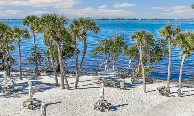 Iona Condominio | Gated community condo with private island minutes to Fort Myers Beach or Sanibel