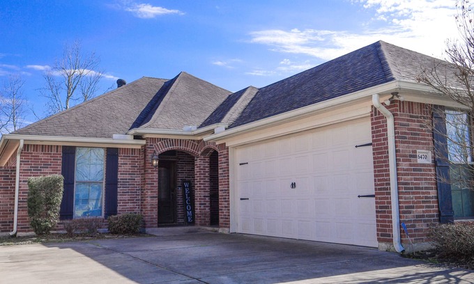 Voth Casa | Gated Community entire house w/ fenced backyard