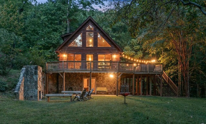 Marion Cabina | Gated Community Log Cabin 45 minutes to Asheville Hot Tub and Outdoor Fireplace