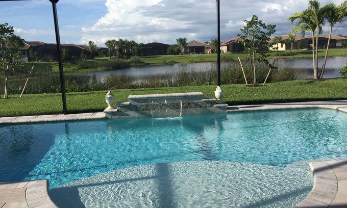 Bonita Springs Casa | Nuevo complejo privado cerca de la playa - Piscina climatizada con vista al lago - Se aceptan mascotas