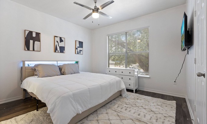 Dallas Condominio | Gated Community Retreat Pool & Grill 10 Min to Downtown