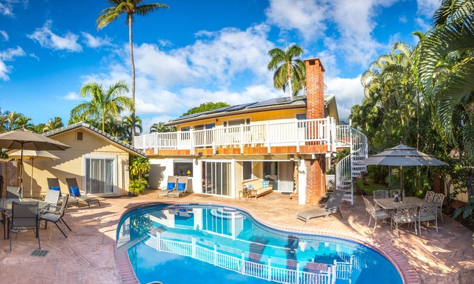Historic Lahaina Front Street Casa | Privado, cerrada con piscina, 2 min. Camina a la playa y Lahaina, Lush, Aloha Spirit!