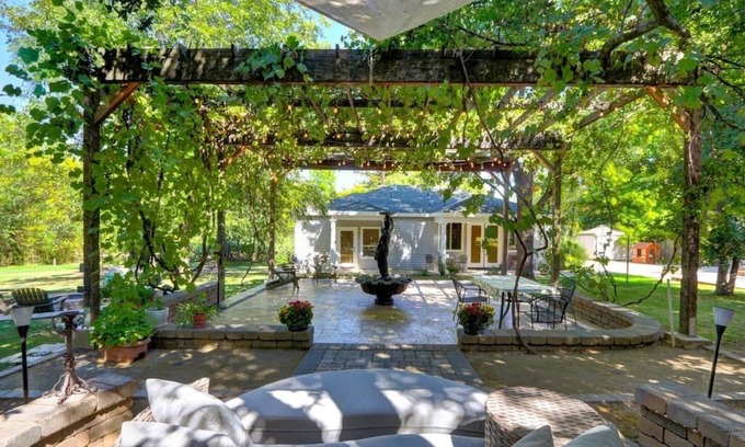 Fair Oaks Casa | Amplia pensión privada en propiedad cerrada