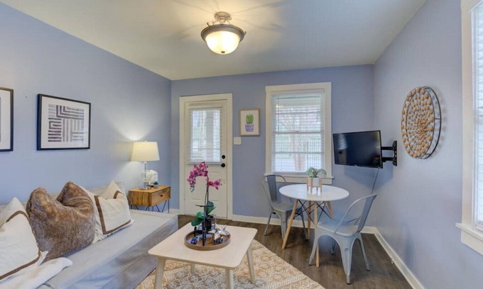 Midtown Apartamento | Gated Midtown Cottage with Perfect Location!