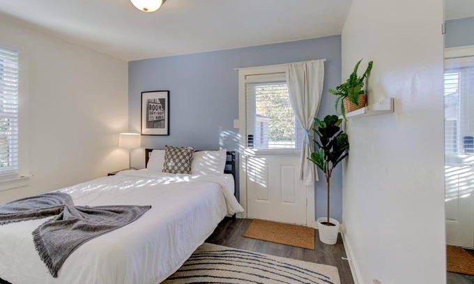 Midtown Apartamento | Gated Midtown Cottage with Perfect Location!