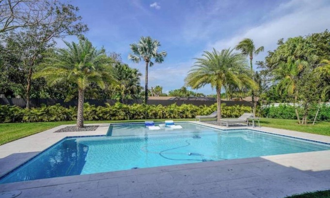 Palmetto Bay Casa | Gated Modern Miami Mansion w/Pool Gym Bar & Office