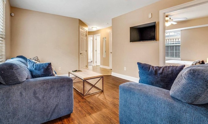 Faubourg Delassize Apartamento | Gated NOLA Apt, Centrally Located, Sleeps 8 & Great for Groups!