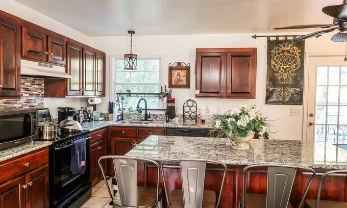 Goodlettsville Cabaña | Gated Private Hilltop Villa, 3 bed, 3 bath, pool, spa on 50 acres, near airport