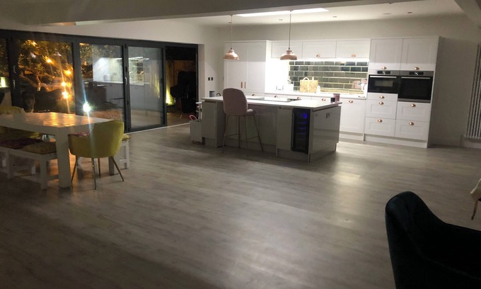 Rushmoor District Casa | Gated property!!! Open plan at its best