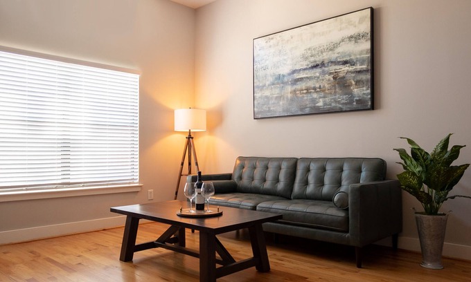 Woodlake - Briar Meadow Casa | Gated Townhouse 2BR/2BA near Galleria & Downtown