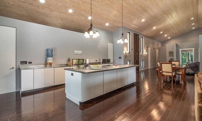 Ottawa Casa | Gated Waterfront Nature Retreat 5 minutes from Starved Rock State Park