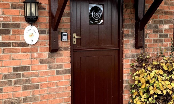 Irstead Casa | Gatekeeper cottage overlooking lake