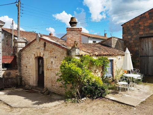 Taize-Maulais Cama Y Desayuno | Gatekeepers Cottage Tiny House, Taizé, Deux-Sevres, Velo Francette