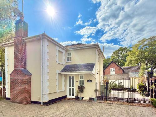 Ferndown Casa | Gateman's Cottage - Three Bedroom Detached Home - Free Parking - Close to New Forest and Beaches