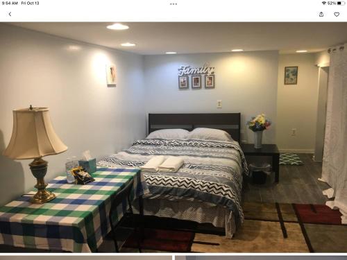 Charles Village Casa | Gateway en-suite bedroom only one bed next jhu