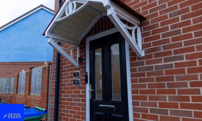 West Bromwich Apartamento | "Gateway to Birmingham: Find Your Comfort Zone at 2ndHomeStays-West Bromwich!"