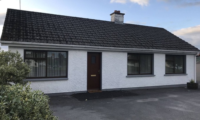 Ballybofey Cabaña | Puerta de entrada al Wild Atlantic Way y Causeway Coast. Se aceptan mascotas en la casa de la ciudad.