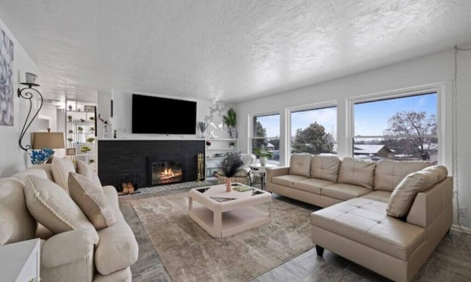 Tri-Cities Casa | Gather and enjoy the amenities