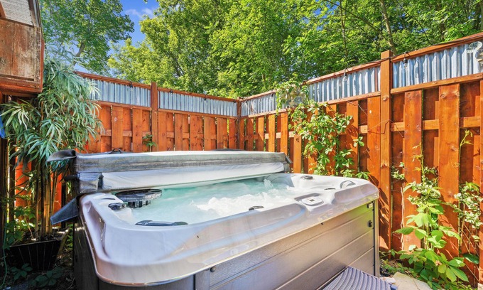 Campbellford Cabaña | Gather on the Trent| Waterfront | Boats | Hot Tub | Sauna | Dock