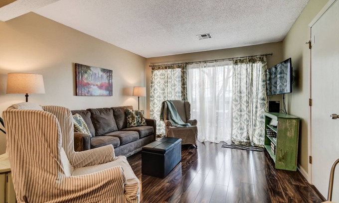 Notch Estates Condominio | ¡Lugar de reunión, donde se unen familiares y amigos! 2BR Branson Condo.