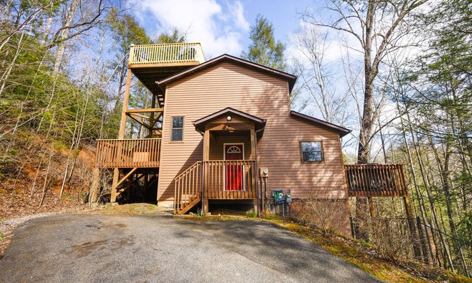 Hemlock Hills Cabina | Gatlinburg cabin, Arcade games, hot tub, no scary roads, PERFECT location