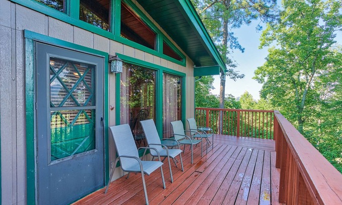 Chalet Village Cabaña | Gatlinburg*Resort*Seasonal Pool*Wifi*Pool Table*Hot Tub