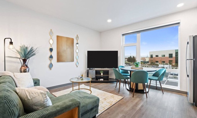 East Central Apartamento | Gatsby Glam: King bed Retreat