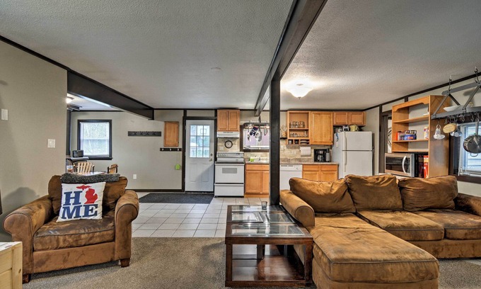 Gaylord Casa | ¡NUEVO! Gaylord Home w / Fire Pit, 3 Mi. al lago Otsego