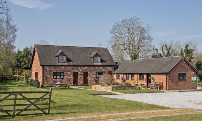 Denstone Casa | Zoes Cottage 5 mins drive to Alton Alpaca`s