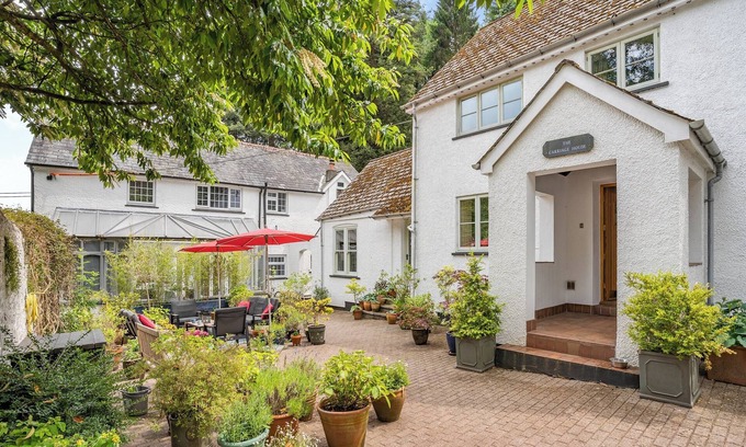 Llanfoist Cabaña | Brecon Beacons holiday house is located in Llanfoist, South Wales which sleeps eight guests.