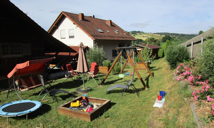 Neuenstein Apartamento | "Geistalblick" - large, bright vacation apartment for up to 6 people near Bad Hersfeld