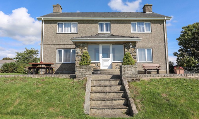 Rhyd-y-clafdy Casa | GELLI GRON, character holiday cottage, with a garden in Y Ffor