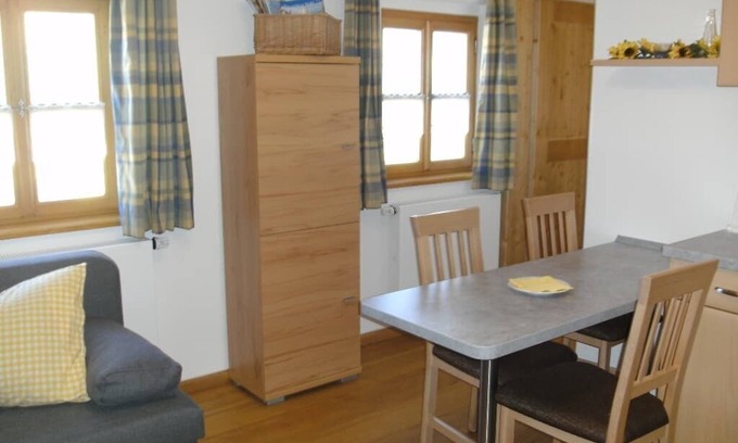 Neualbenreuth Apartamento | Apartamento confortable con vistas a la plaza del mercado.