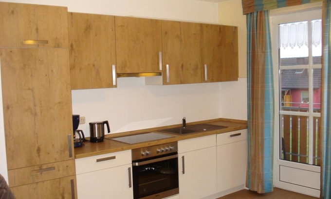 Bad Steben Apartamento | Acogedor apartamento de 70 m2 con balcón, muebles de madera natural.