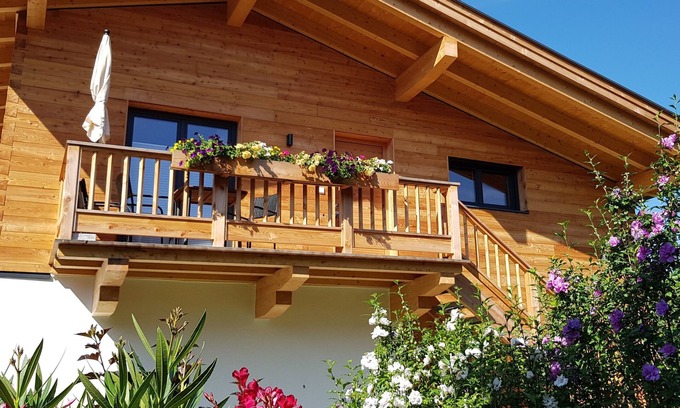 Kiefersfelden Apartamento | Gemütliche Ferienwohnung im Modernen Alpenstil mit Blick auf Kaisergebirge