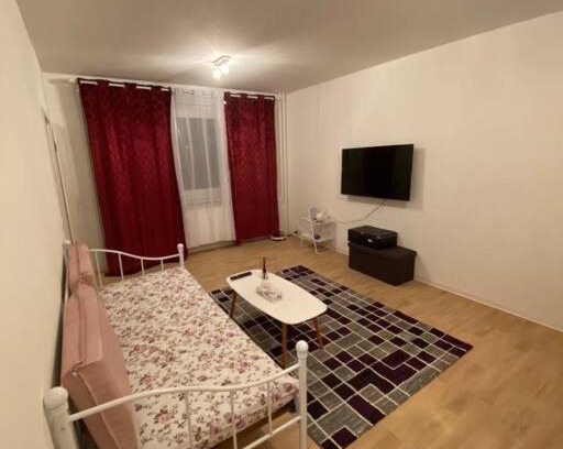 Marzahn Apartamento | Gemütliche Wohnung mit Smart-TV und großem Balkon