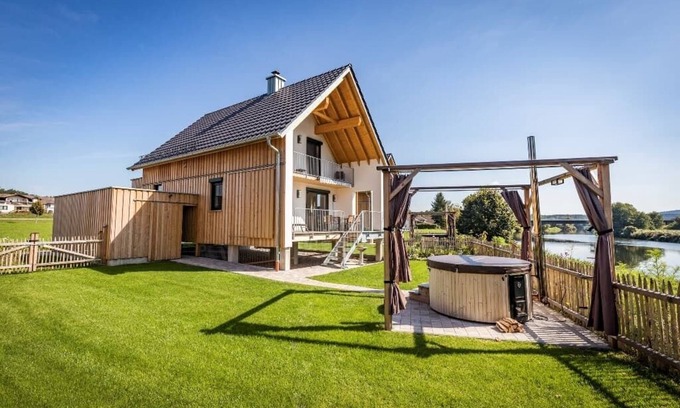 Nittenau Apartamento | Acogedor chalet bajo la lluvia con terraza privada.