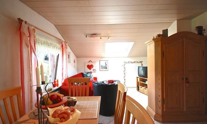 Kammersdorf Apartamento | Acogedora casa de vacaciones (50 m²) con balcón y vistas al bosque bávaro