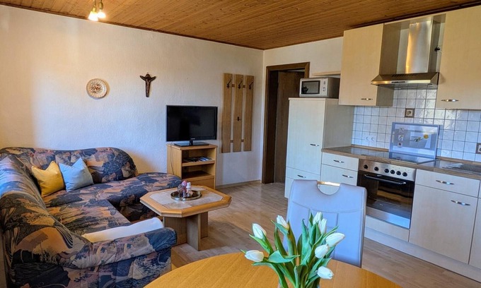 Eggersberg Apartamento | Acogedora casa de vacaciones en el bosque bávaro con balcón