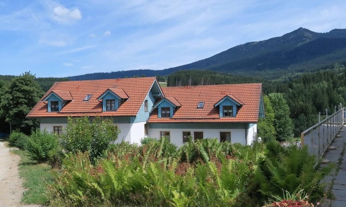 Schwarzenbach Apartamento | Gemütliches Feriendomizil mit Balkon und Bergblick