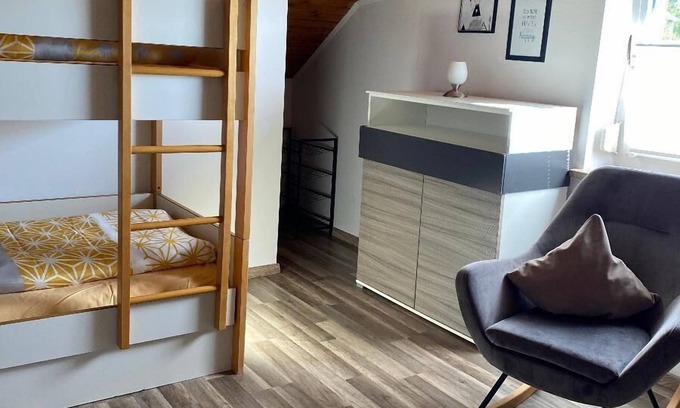 Waldkirchen Apartamento | Gemütliches Ferienhaus für bis zu 10 Personen mit Garten, Terrasse, Grillmöglichkeit und Feuerstelle
