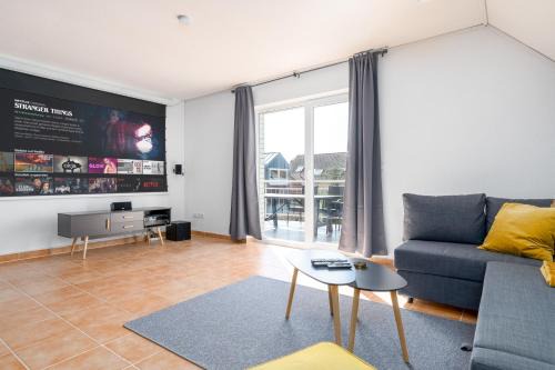 Niederzwehren Apartamento | Gemütliches Heimkino mit Balkon & Beamer