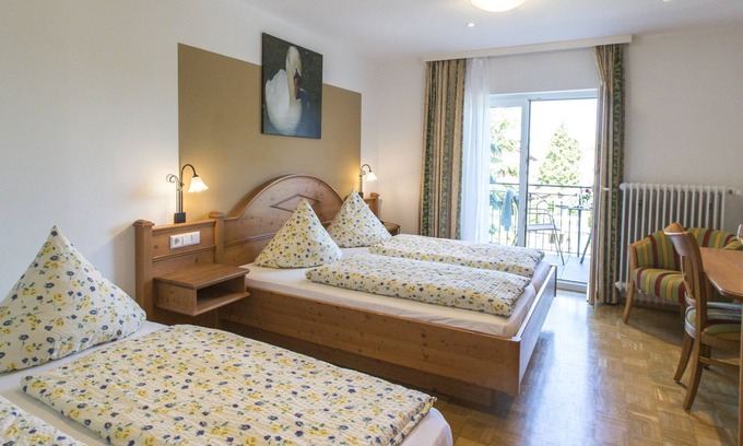 Wolfenweiler Apartamento | Acogedora habitación cuádruple con baño moderno, TV de pantalla plana y wifi.