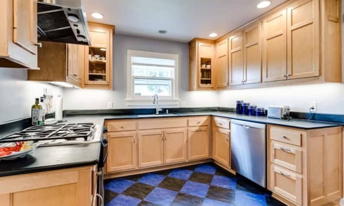 Amazon Casa | Gem House Blocks from Campus - charming two-story family home!
