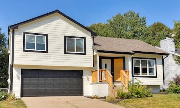 West Des Moines Casa | Gem in West Dsm | 4BD/3BA Home | Perfect Location